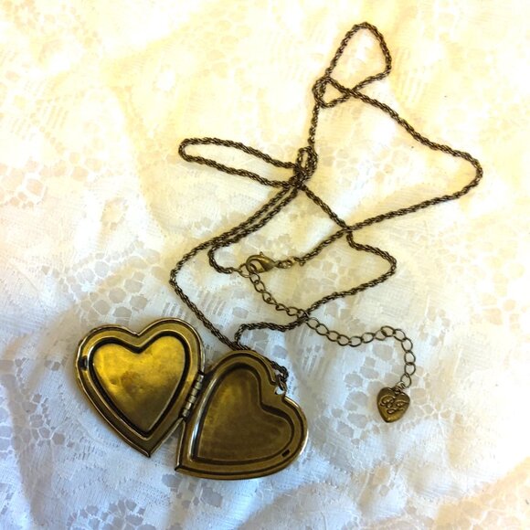 Vintage Heart Locket Love Pendant VTG Floral Brass Photo Necklace - Picture 7 of 13